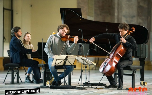 Fouchenneret, Salque & Jouve avec Sadeck Waff dans Paris sur Mesure